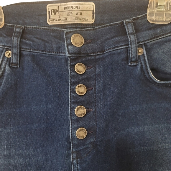 Free People Destroyed Reagan Dark Wash 5 Button Front Jeans - Size 31 - NWT - Picture 5 of 12